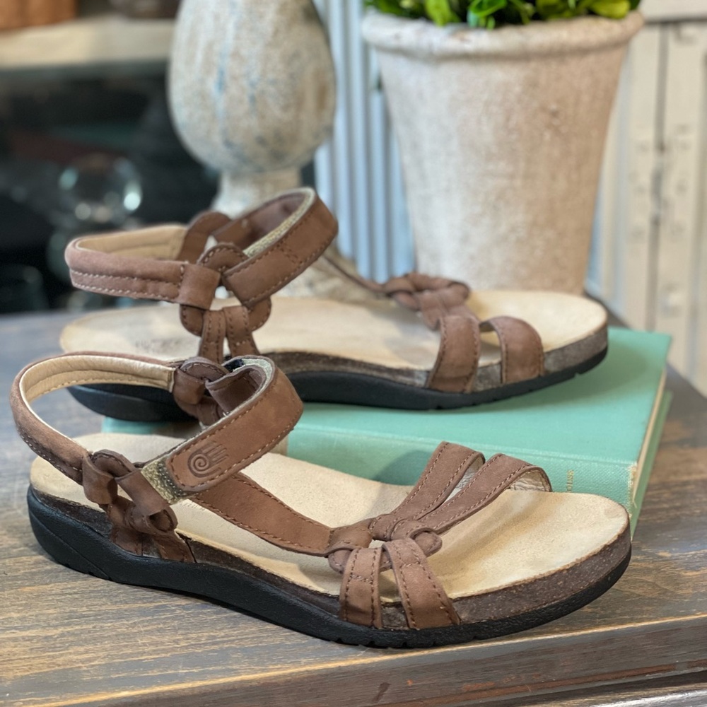 Teva Ventura tan leather sandals Womens 5 new